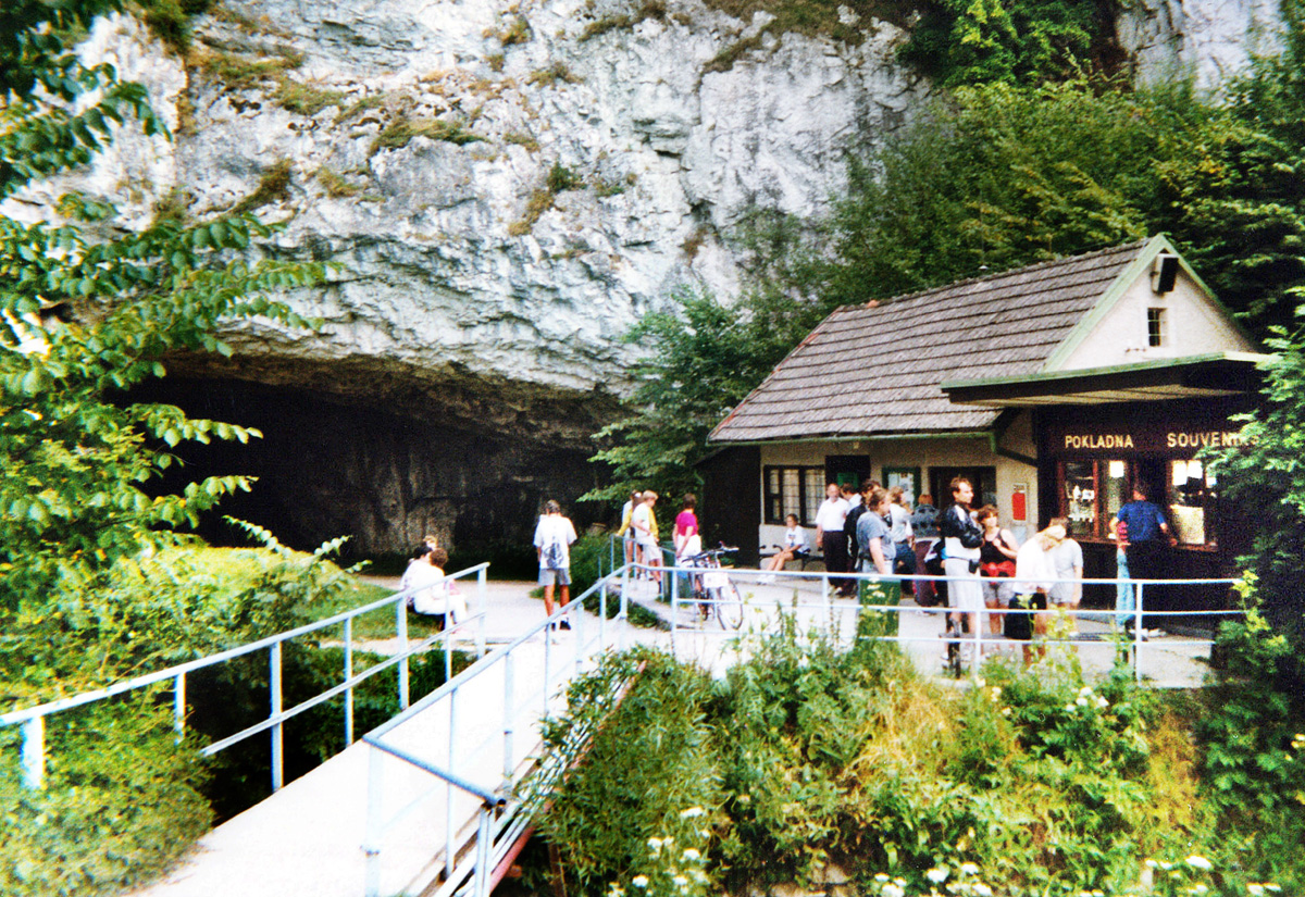 Vchod do Sloupských jeskyní do 90. let