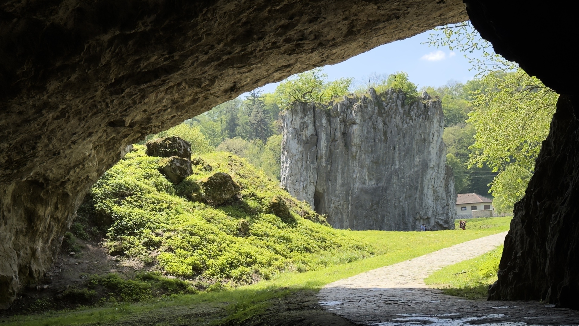 skalní útvar Hřebenáč v pohledu ze vchodu do Sloupsko-šošůvských jeskyní.