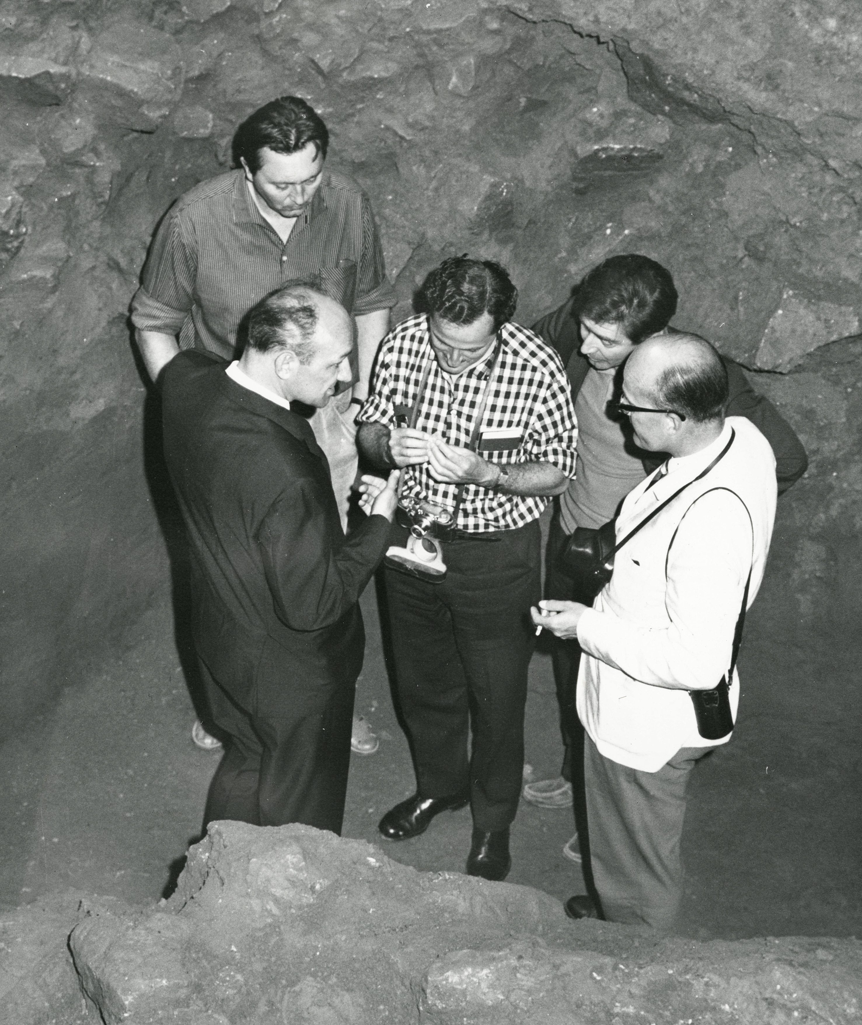 Dobový snímek archeologického výzkumu jeskyně Kůlna. 