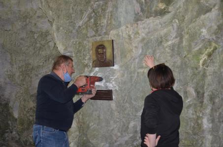 Pamětní deska K. Valocha v Kůlně