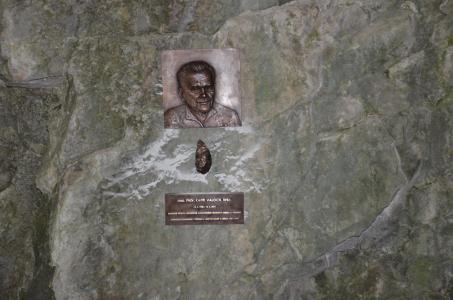 Pamětní deska K. Valocha v Kůlně