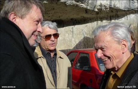 Křest ACTA SPELEOLOGICA - Kůlna v Kůlně - doc. Valoch vpravo