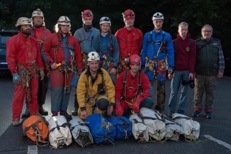 Jeskyňáři Jan Sirotek a Petr Chmel na extrémní cestě od propadání Sloupského potoka po vývěr Punkvy, 15. 10. 2023
