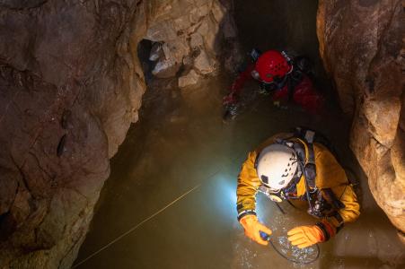 Jeskyňáři Jan Sirotek a Petr Chmel na extrémní cestě od propadání Sloupského potoka po vývěr Punkvy, 15. 10. 2023