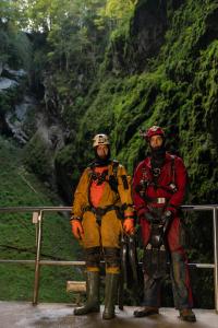 Jeskyňáři Jan Sirotek a Petr Chmel na extrémní cestě od propadání Sloupského potoka po vývěr Punkvy, 15. 10. 2023