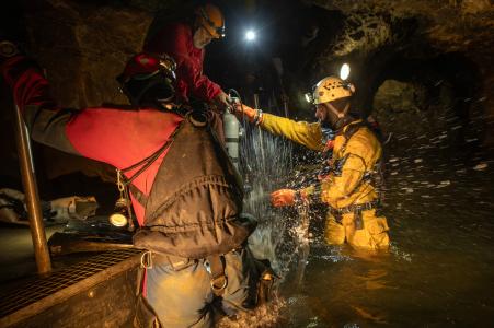 Jeskyňáři Jan Sirotek a Petr Chmel na extrémní cestě od propadání Sloupského potoka po vývěr Punkvy, 15. 10. 2023