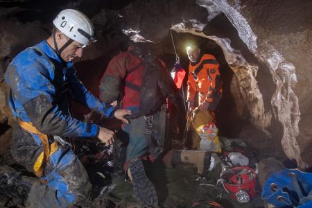 Jeskyňáři Jan Sirotek a Petr Chmel na extrémní cestě od propadání Sloupského potoka po vývěr Punkvy, 15. 10. 2023