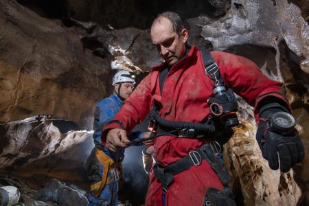 Jeskyňáři Jan Sirotek a Petr Chmel na extrémní cestě od propadání Sloupského potoka po vývěr Punkvy, 15. 10. 2023