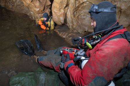 Jeskyňáři Jan Sirotek a Petr Chmel na extrémní cestě od propadání Sloupského potoka po vývěr Punkvy, 15. 10. 2023