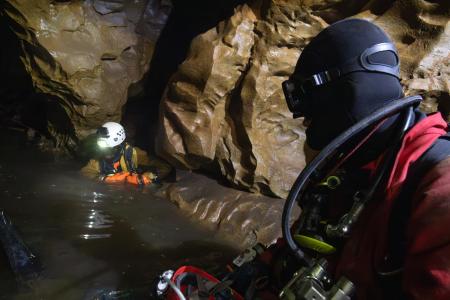 Jeskyňáři Jan Sirotek a Petr Chmel na extrémní cestě od propadání Sloupského potoka po vývěr Punkvy, 15. 10. 2023