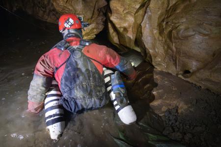 Jeskyňáři Jan Sirotek a Petr Chmel na extrémní cestě od propadání Sloupského potoka po vývěr Punkvy, 15. 10. 2023