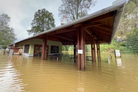 Povodňové jezero před Sloupsko-šošůvskými jeskyněmi 16. září 2024