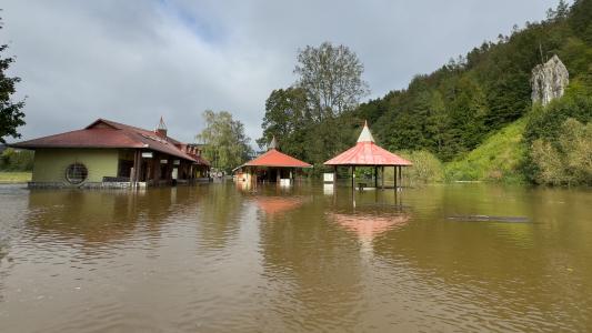 Povodňové jezero před Sloupsko-šošůvskými jeskyněmi 16. září 2024