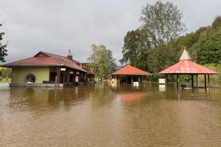Povodňové jezero před Sloupsko-šošůvskými jeskyněmi 16. září 2024