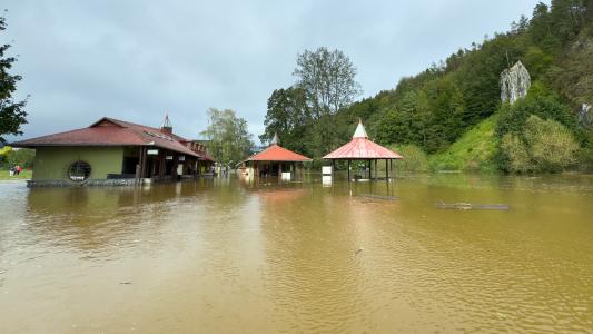 Povodňové jezero před Sloupsko-šošůvskými jeskyněmi 16. září 2024