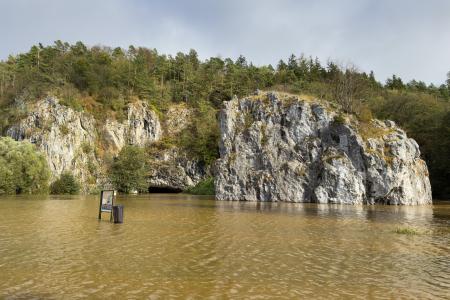 Povodňové jezero před Sloupsko-šošůvskými jeskyněmi 16. září 2024