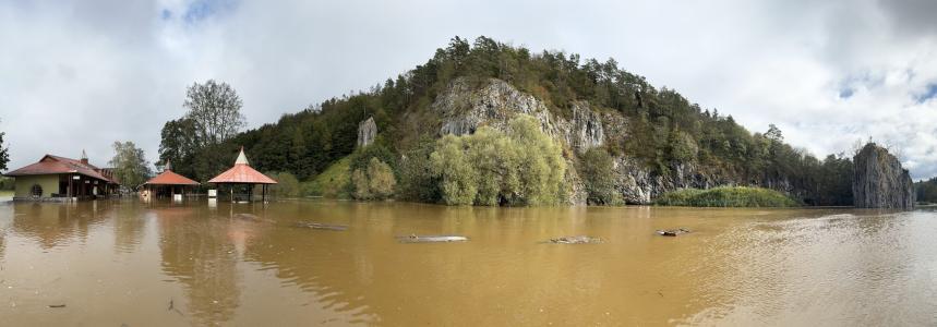 Povodňové jezero před Sloupsko-šošůvskými jeskyněmi 16. září 2024