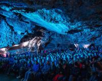 jeskyně Výpustek - publikum komcertu