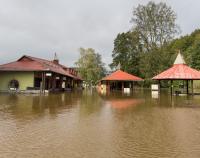 Povodňové jezero před Sloupsko-šošůvskými jeskyněmi 16. září 2024